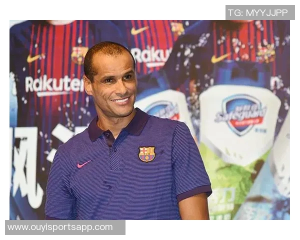 内马尔向里瓦尔多赠送签名球衣并晒合影表达对偶像的敬意