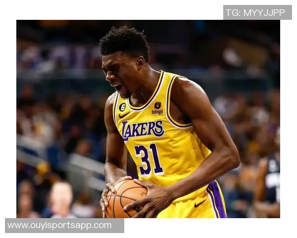 托马斯布莱恩特高效表现8投6中三分球全中贡献15分7篮板2盖帽