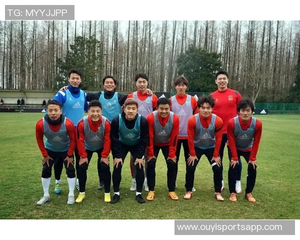 吕文君分享夺冠喜悦与恩师徐根宝合影重温崇明足球情怀